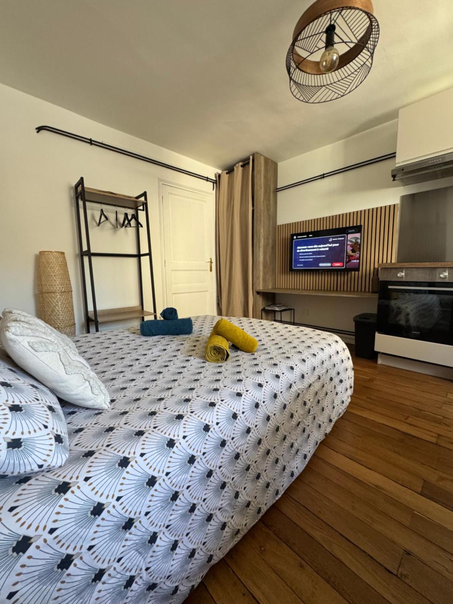 Charmant Appartement Au Coeur De Bourges Exterior foto